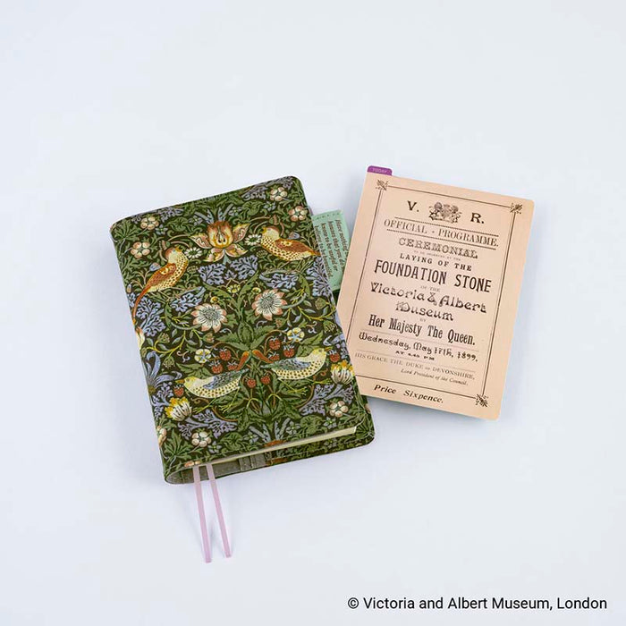 Hobonichi | Plantilla de Escritura Pencil Board A6 V&A Series (V&A’s Foundation Stone Programme)