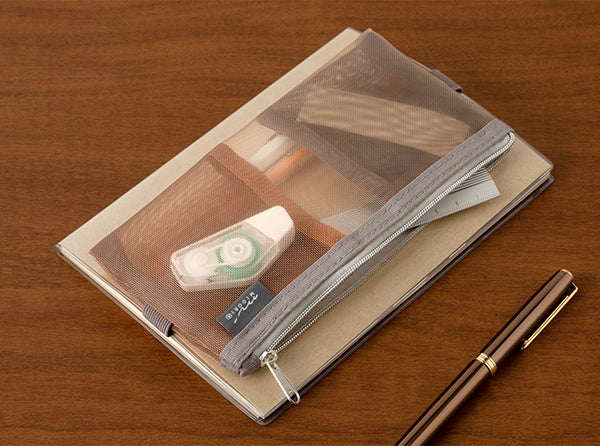 Midori | Estuche Book Band B6 - A5 de Malla Brown